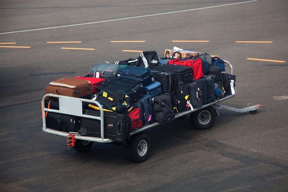 Svenskarna är experter på att få med sig mer handbagage än vad som egentligen är tillåtet när de ska flyga utomlands.