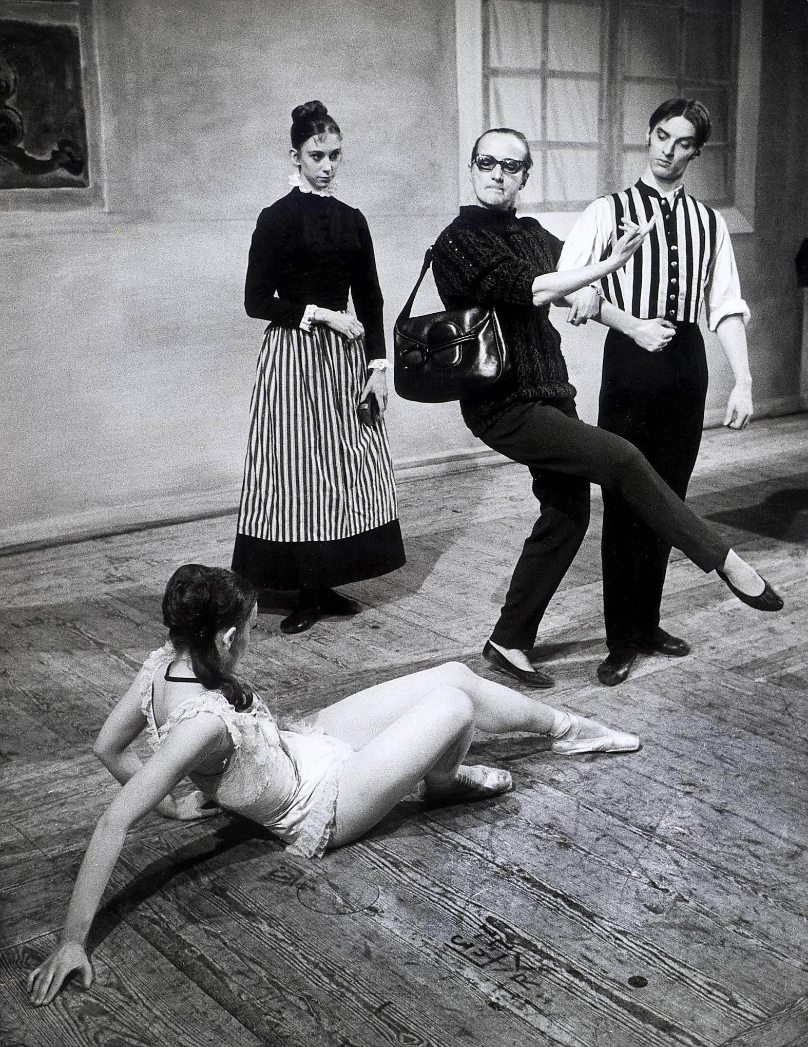 Drama av klass Birgit Cullberg instruerar i en uppsättning av Strindbergs ”Fröken Julie” 1962. I bakgrunden Margaretha Åsberg som kokerskan Kristin.