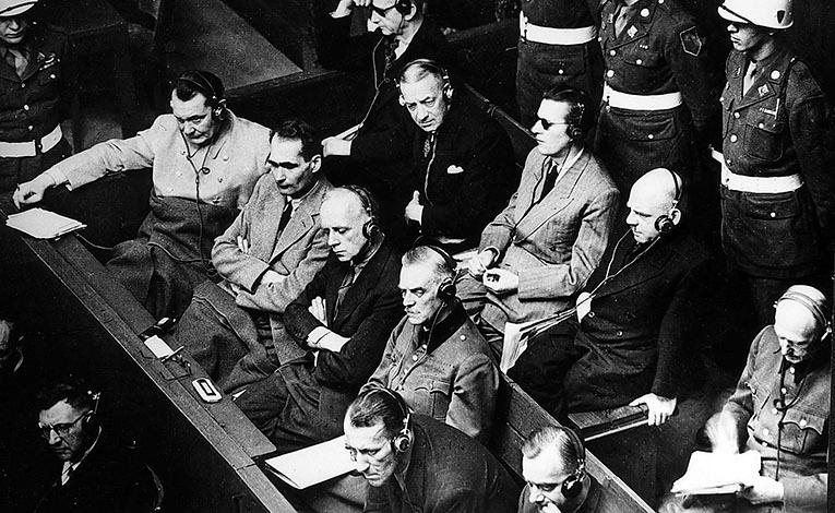 Herman Göring, Rudolf Hess och Joachim von Ribbentrop med flera nazister under Nürnbergrättegångarna efter kriget.