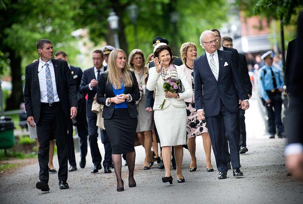 Kungaparet deltar i Örebro kommuns traditionella nationaldagsfirande i stadsparken.