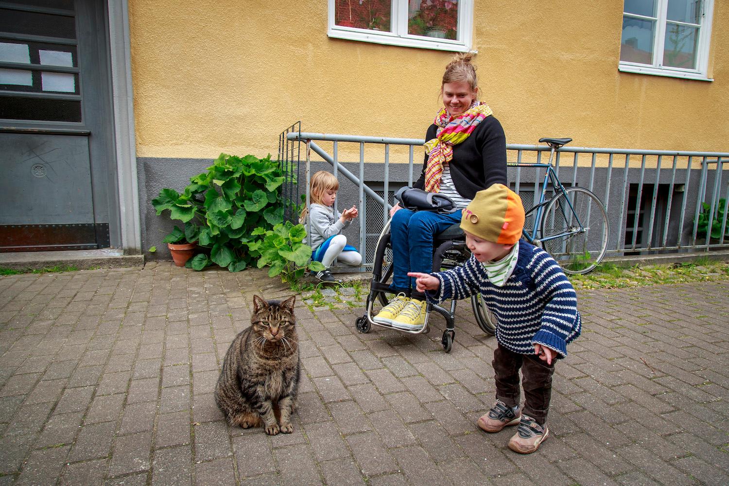 Otto, 1,5, blir förtjust när han får syn på katten.
