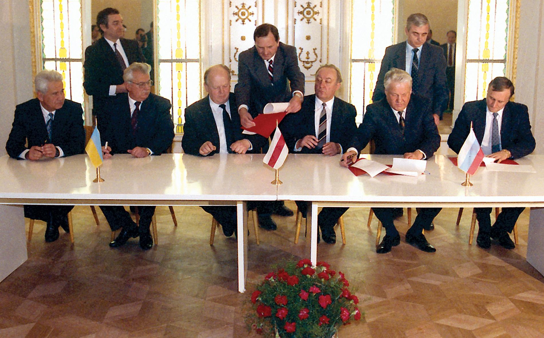 Här upplöses Sovjetunionen officiellt i december 1991. Boris Jeltsin näst längst till höger.
