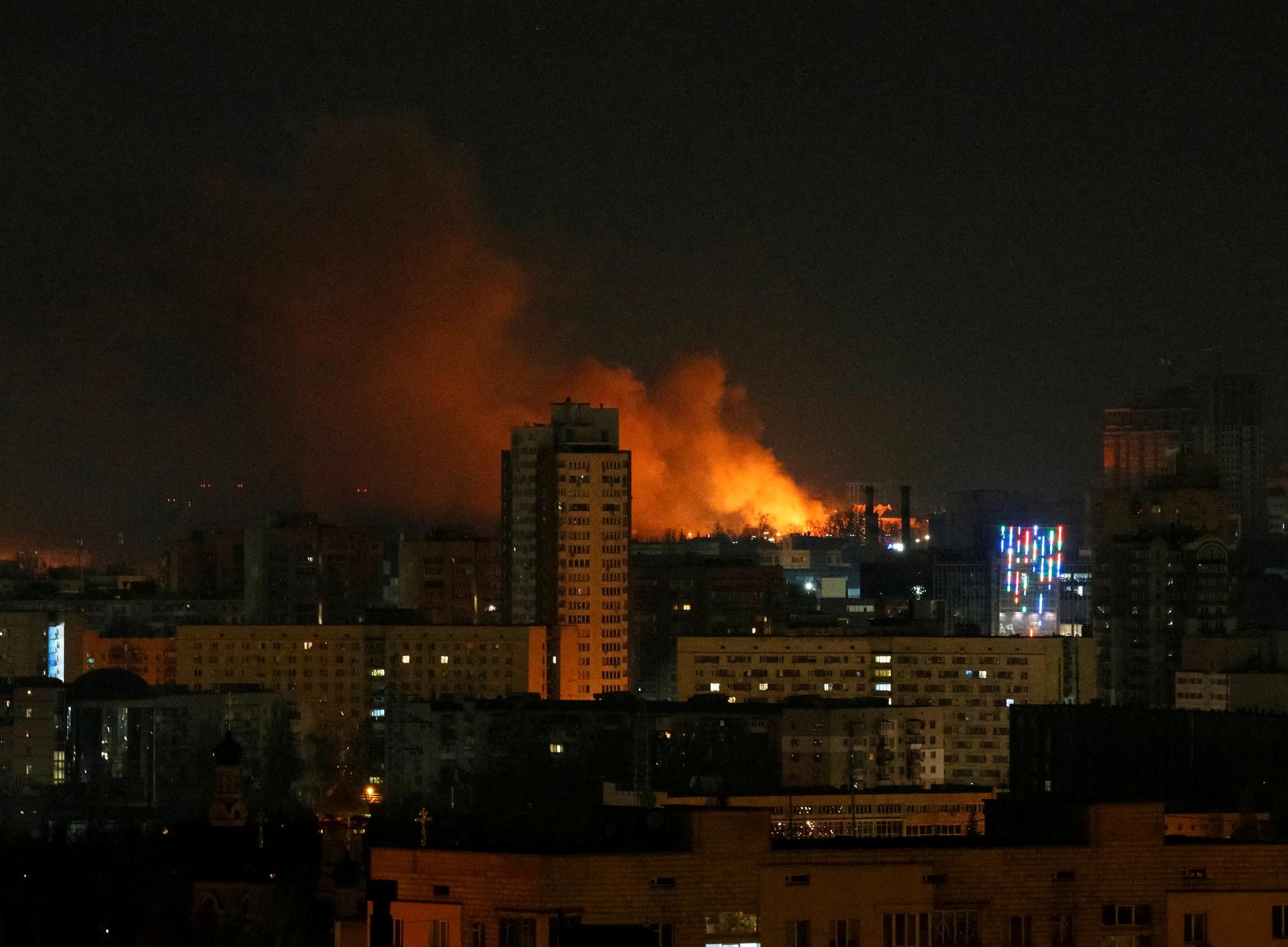 Brand i Kiev efter en explosion under natten mot lördagen.
