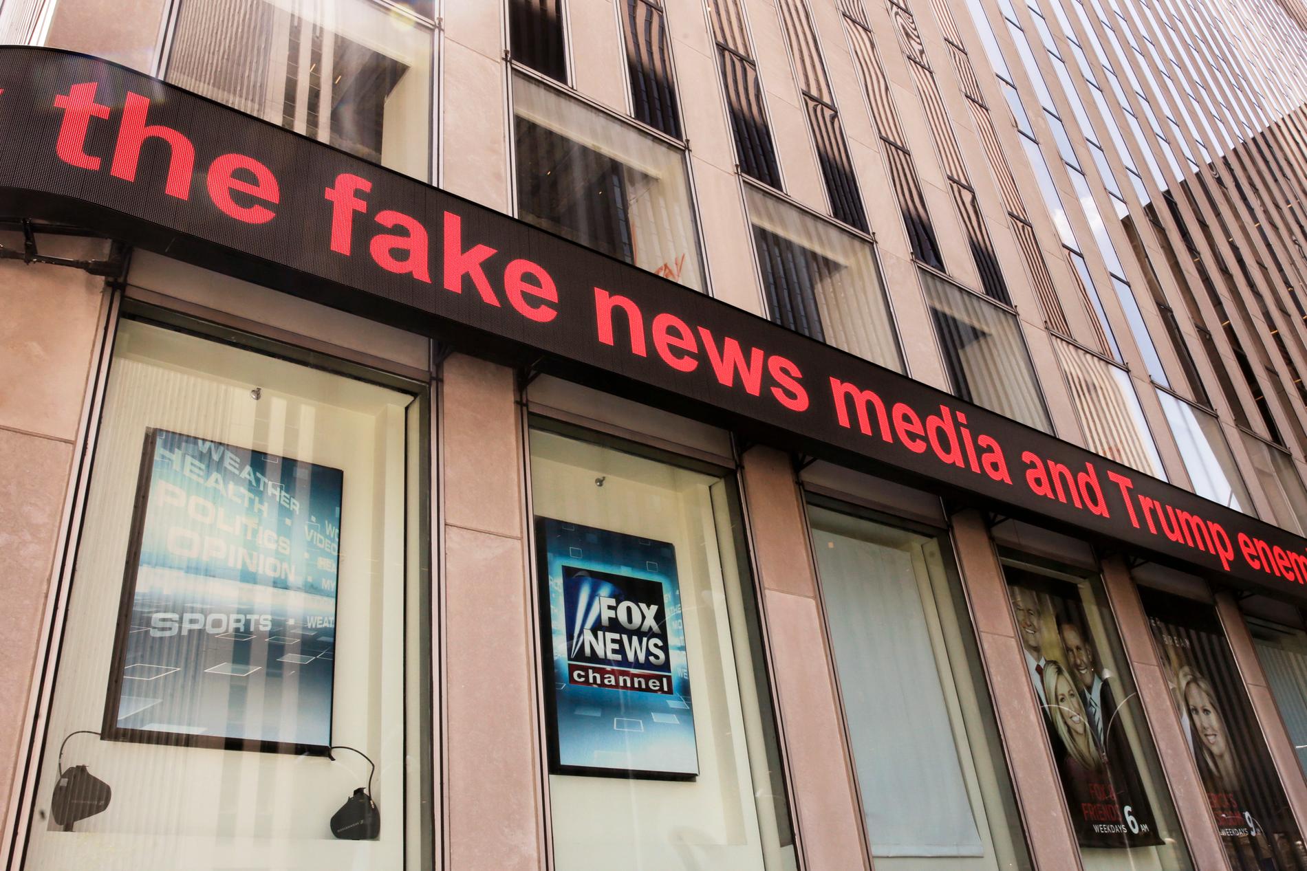 Fox News kontor i New York, med en text om "fake news". Arkivbild.