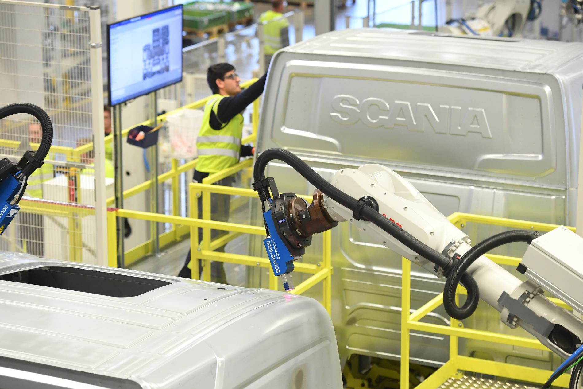 Scania stoppar verksamheten i flera fabriker. Arkivbild.