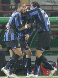 första målet Adriano och Marco Materazzi kramar om Luis Figo, efter portugisens första mål i Inter-tröjan.
