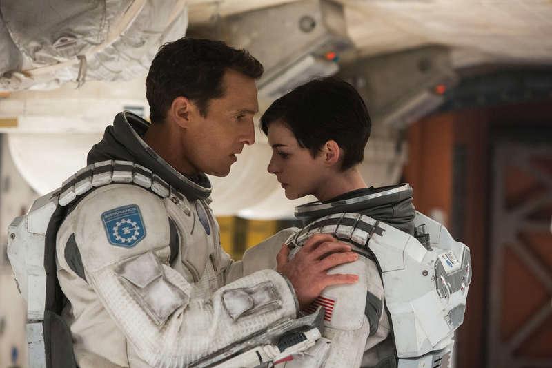 Christopher Nolan är känd för filmer med banbrytande visuella effekter. Här ”Interstellar” med Matthew McConaughey och Anne Hathaway.