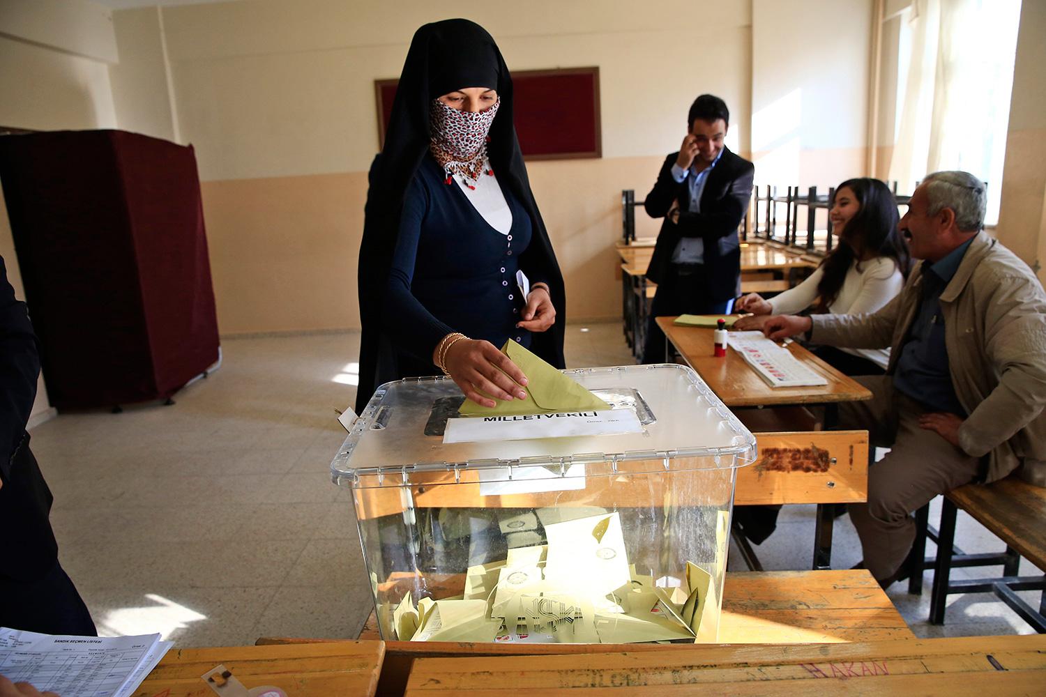 En kvinna lägger sin röstsedel i en valurna i Cizre.