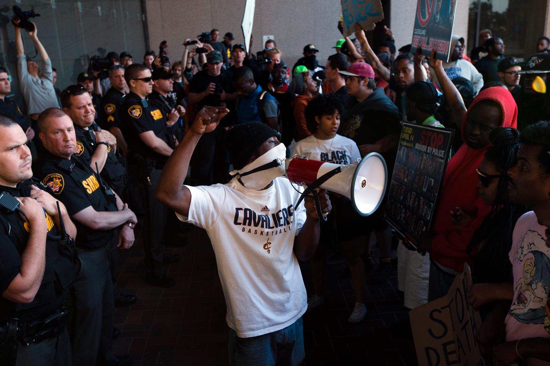 Demonstranter under nya kravaller i Cleveland.