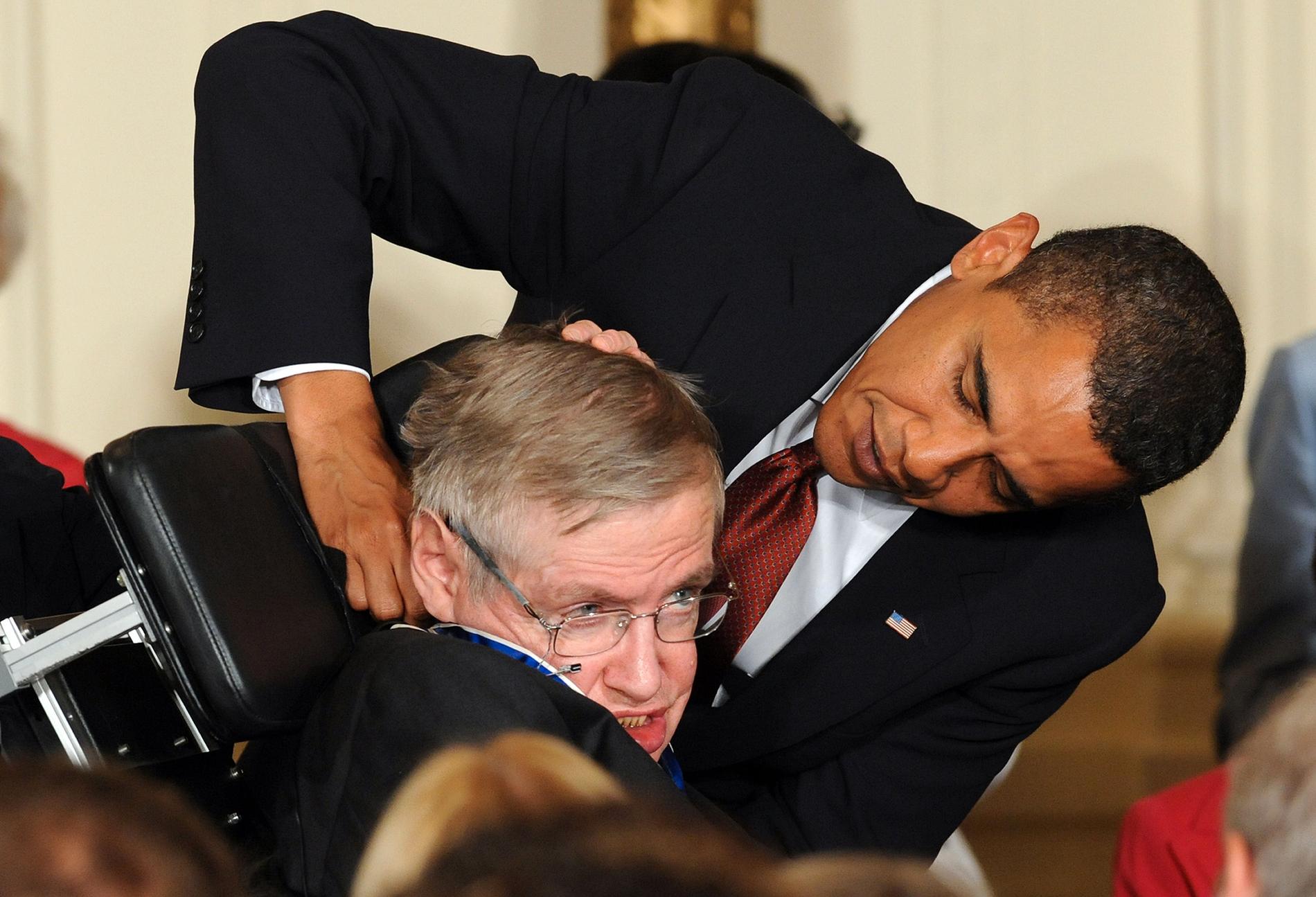 USA:s förre prisident Barack Obama tilldelar Stephen Hawking ”Presidential Medal of Freedom” år 2009.