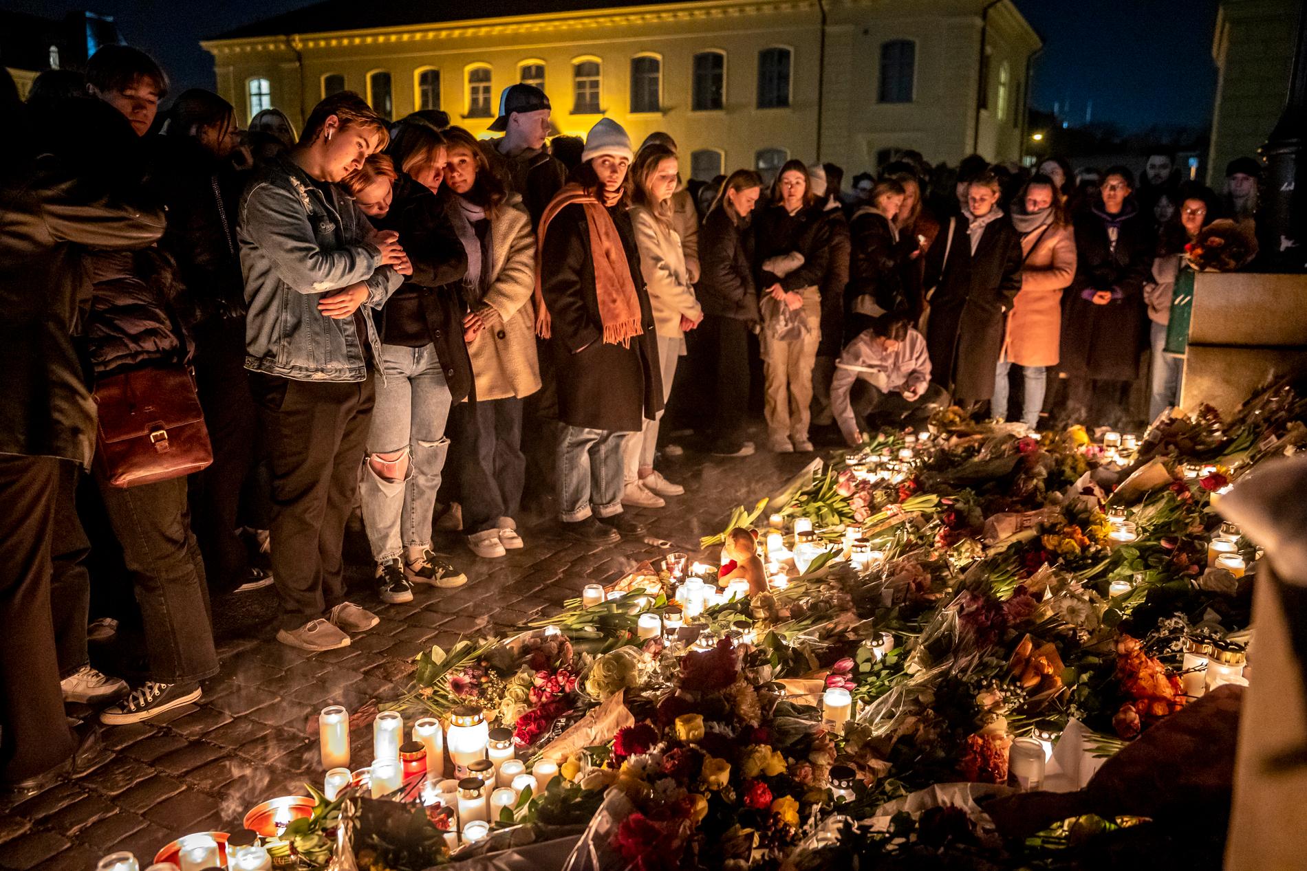 Minnesstund efter mord på lärare vid Latinskolan i Malmö.