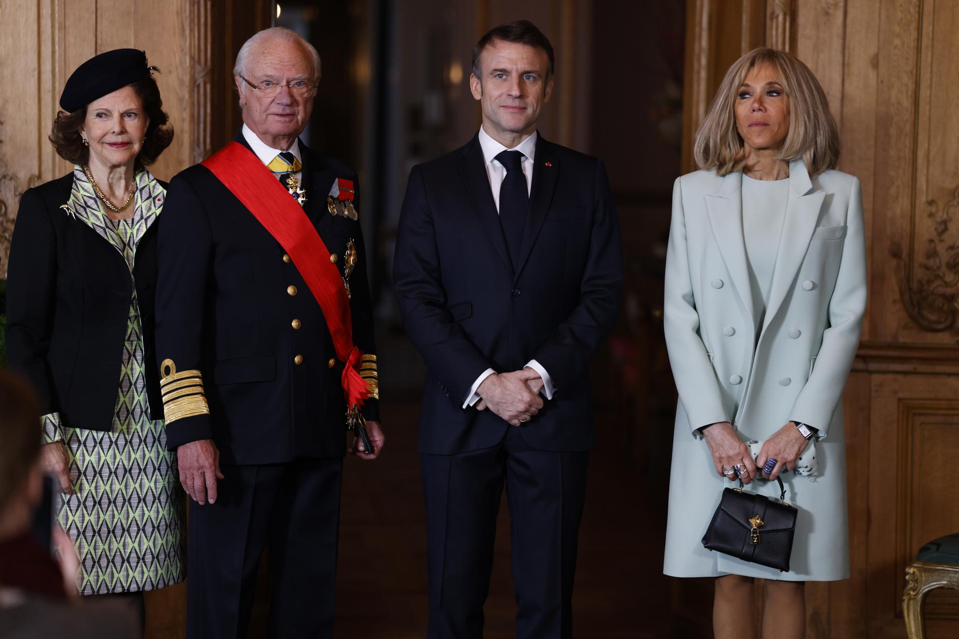 Kungaparet tillsammans med president Macron 