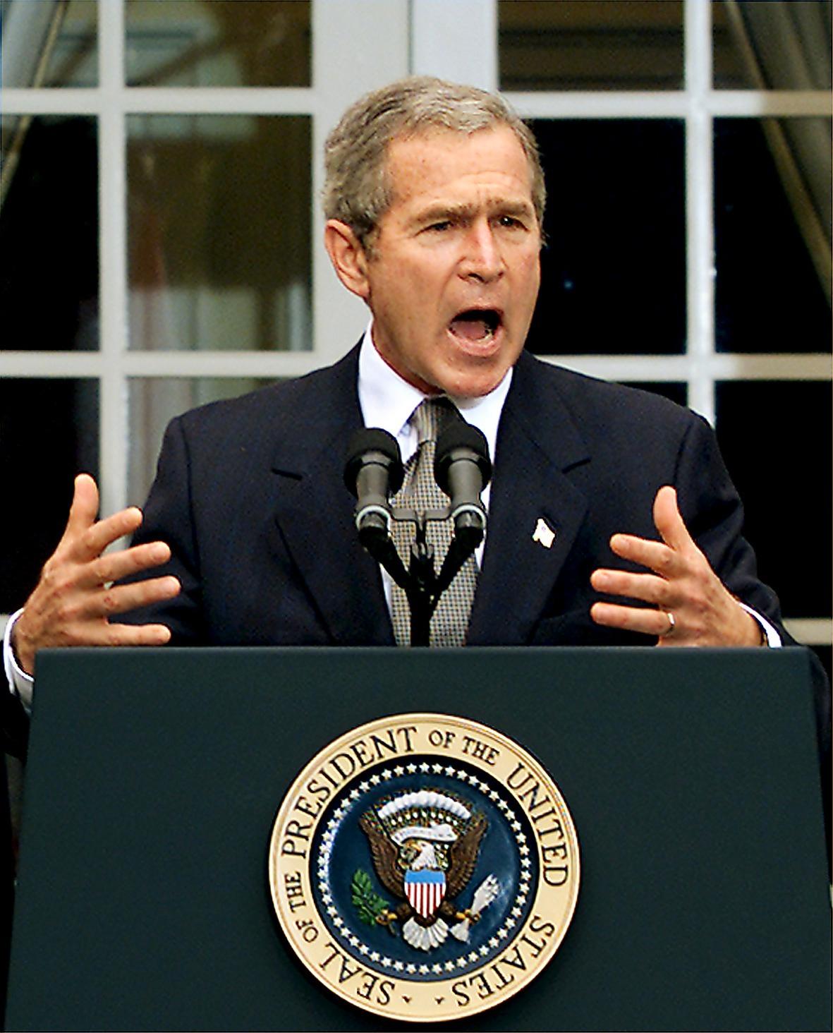 George W Bush tillkännager den nya lagen mot terrorism, Patriot Act, kort efter terrorattackerna 2001. Och den tioåriga jakten på al-Qaida-ledaren Usama bin Ladin börjar.