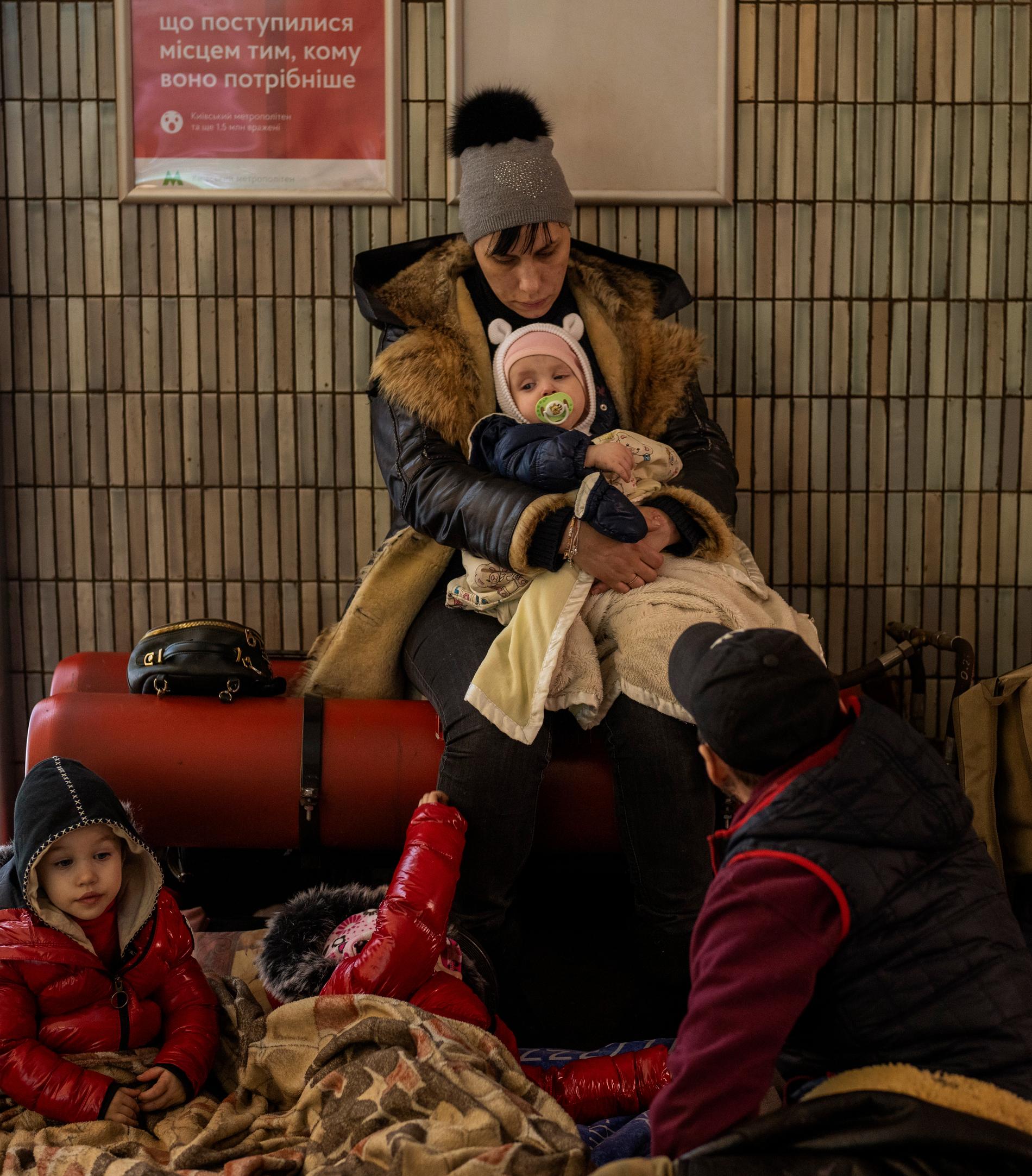 En familj i Kievs tunnelbana på fredagskvällen. 