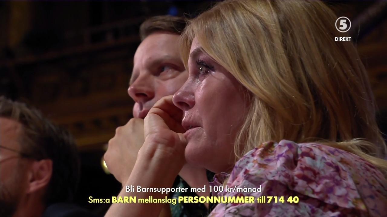 Pernilla Walgren i tårar efter inslaget om Linnéa som gick bort i cancer.