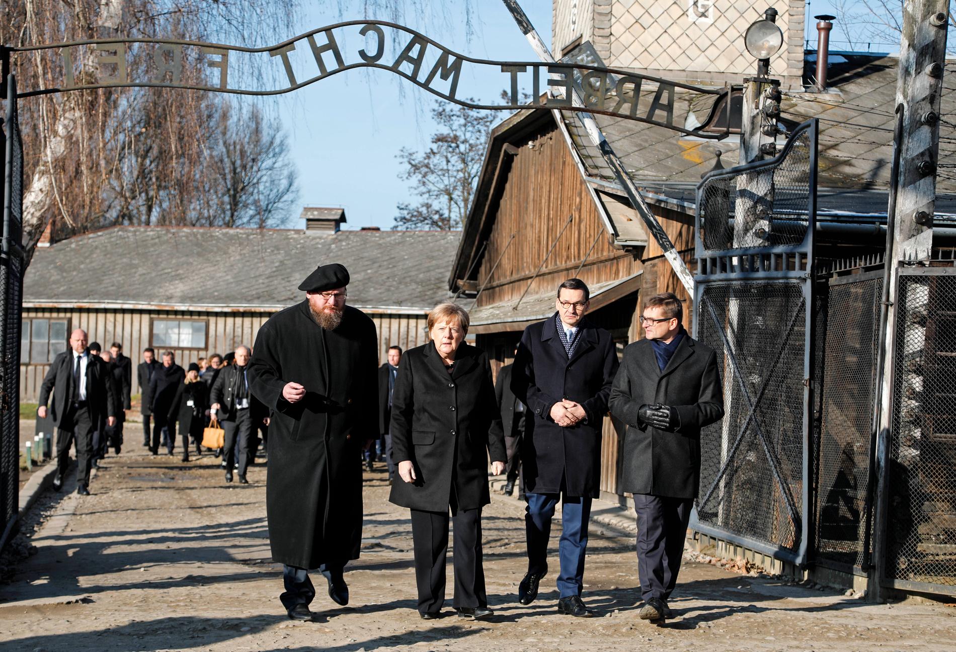 Museichefen Piotr Cywinski, Tysklands förbundskansler Angela Merkel, Polens premiärminister Mateusz Morawiecki och vice museifchef Andrzej Kacorzyk besöker koncentrationslägret Auschwitz-Birkenau i Polen.