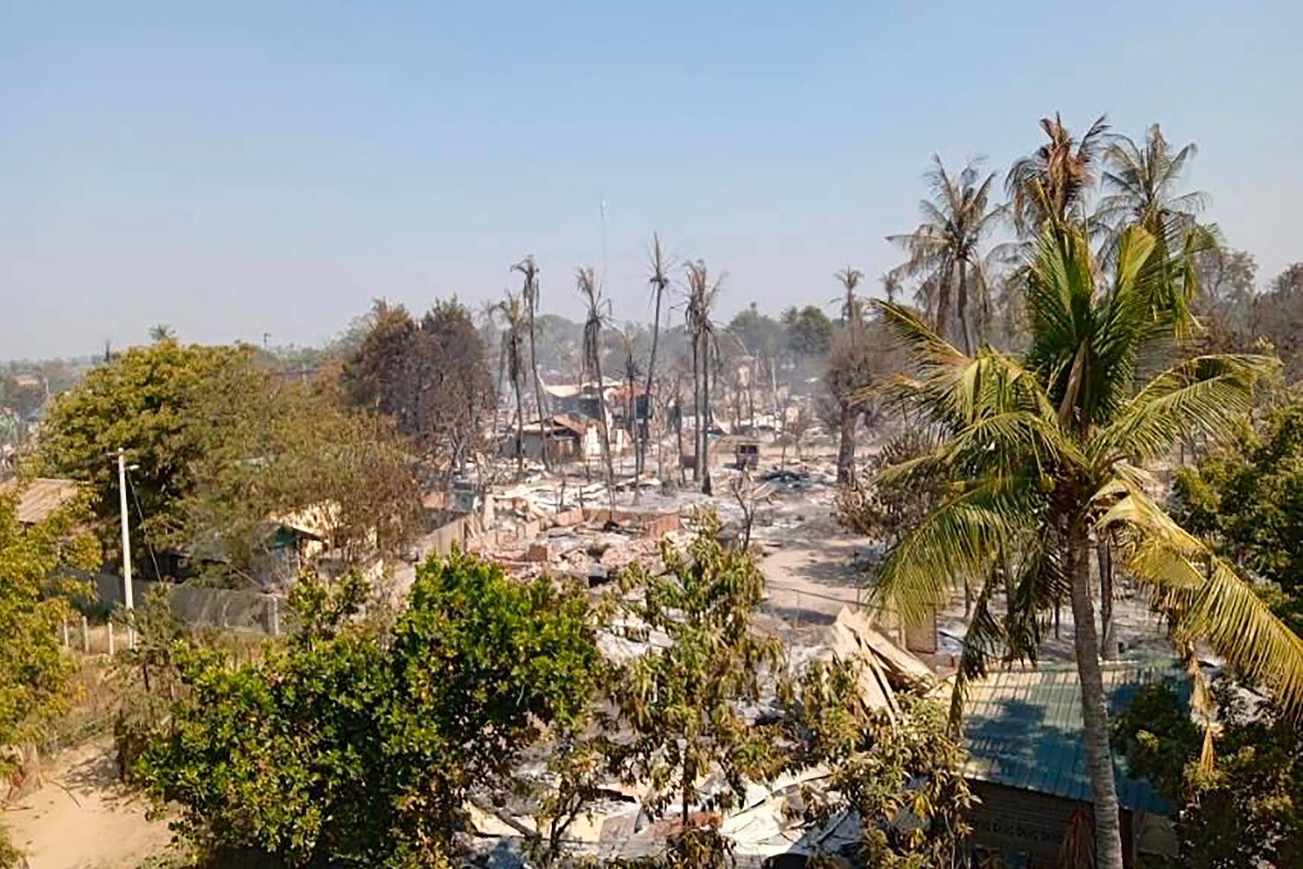 Brända hus i byn Mwe Tone i regionen Sagaing. Mwe Tone var en av två byar som enligt invånare och lokala nyhetstjänster brändes i januari i år. Arkivbild.