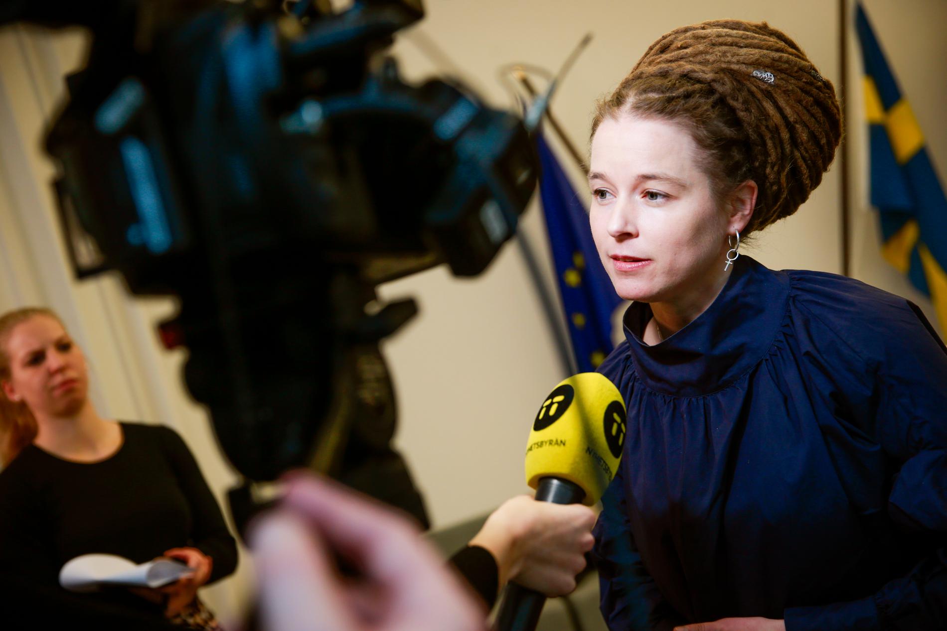 Kulturminister Amanda Lind under onsdagens pressträff.