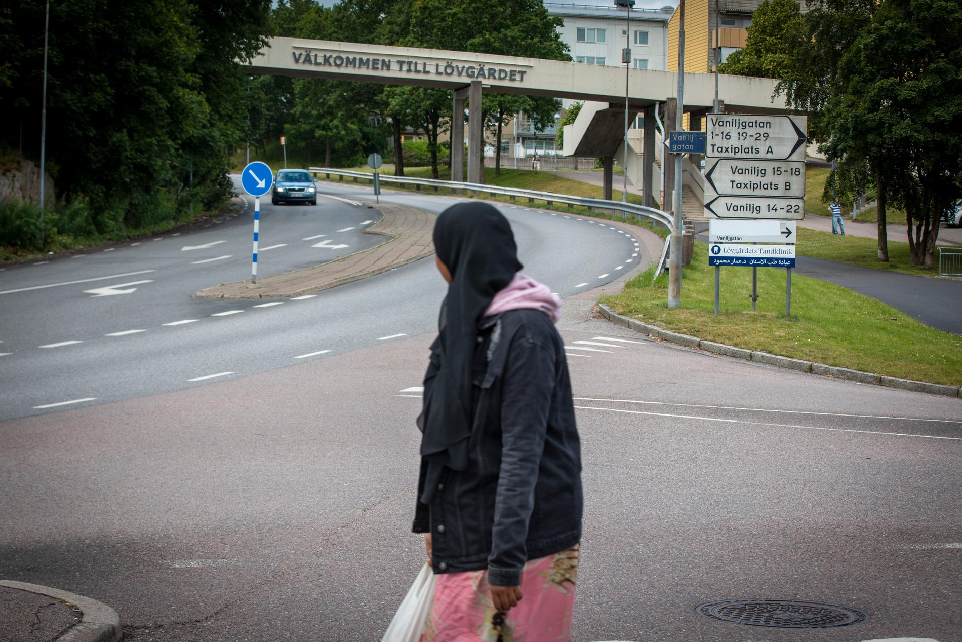 I de utsatta områdena finns en rädsla att informationsinsatsen ska slå fel och att en låg tillit till myndigheter blir ännu svagare. Det säger flera i områdena som Aftonbladet pratar med.