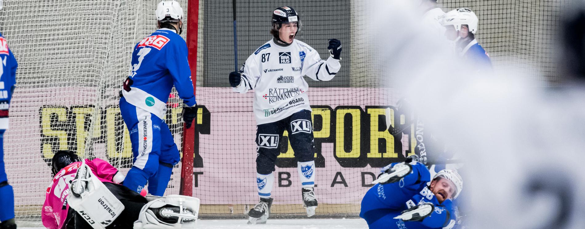 19-åriga Oskar Svensson gör mål på pappa Anders Svensson, 46.