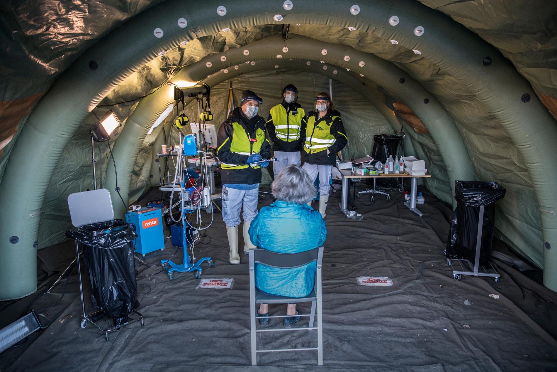 Utanför akutmottagningen vid Danderyds sjukhus står provisoriska gula tält där läkare i skyddsmundering kontrollerar alla patienter och avgör vem som kan vara smittad med coronaviruset.
