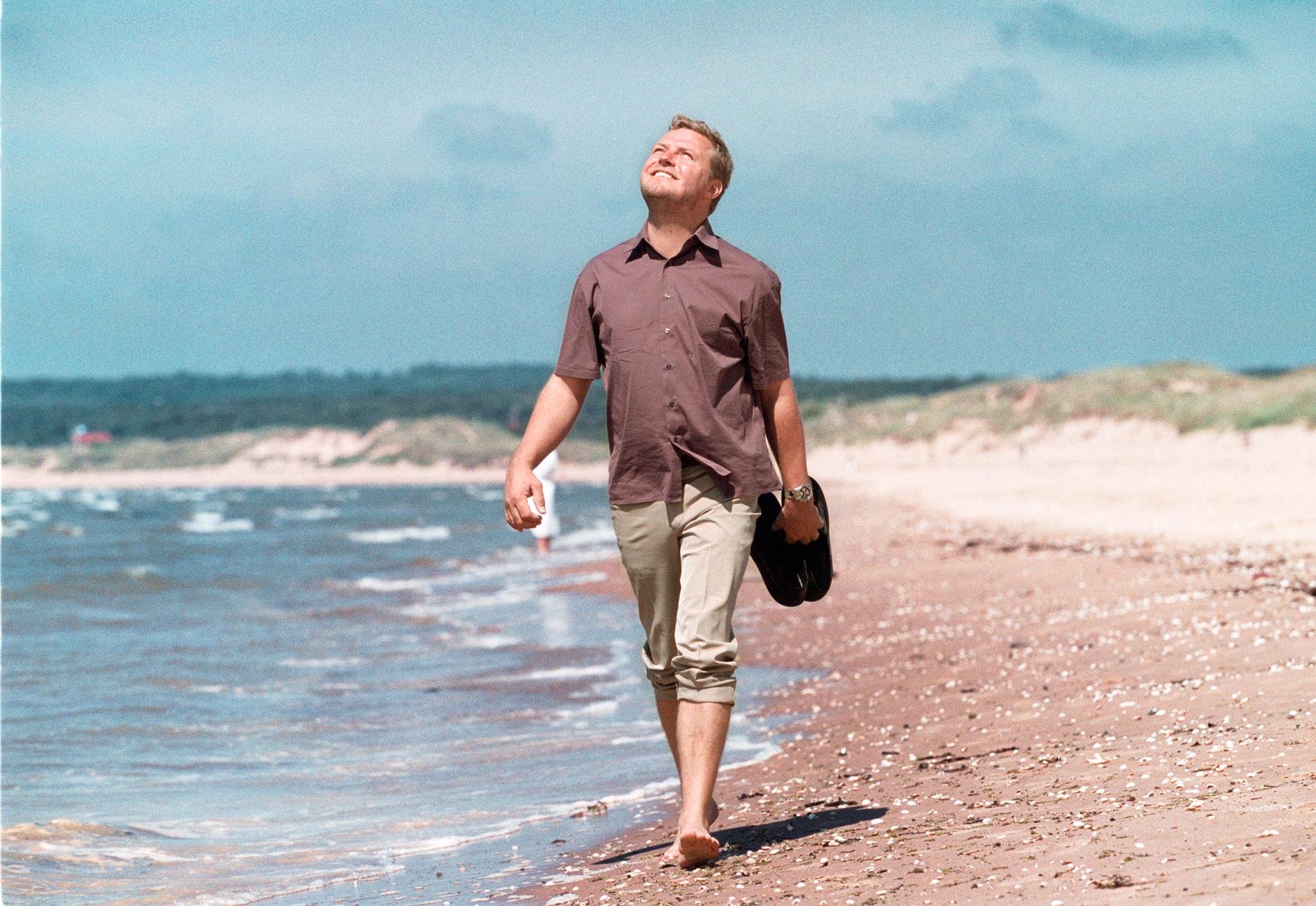 Johan Staël von Holstein, grundare av Medialab, på en strand 1999.