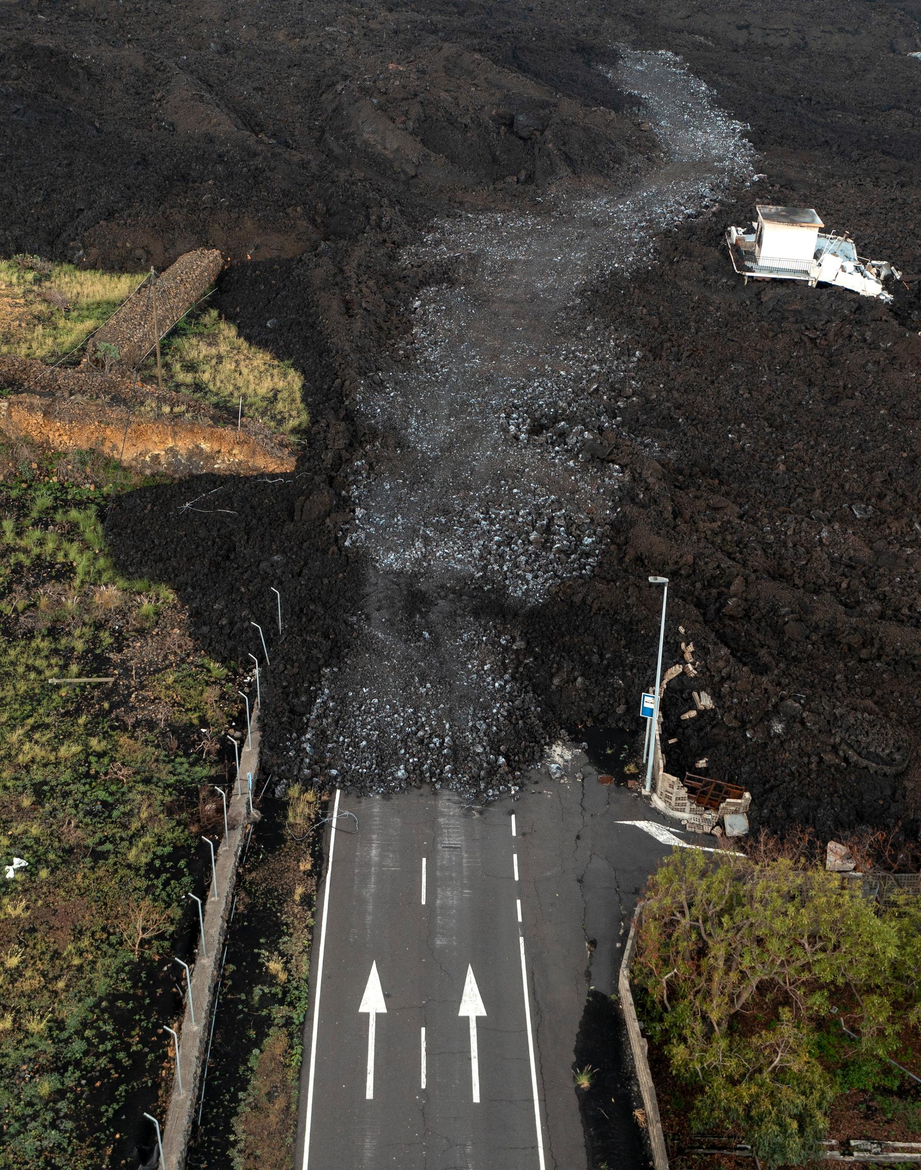 Lava från vulkanen täcker stora delar av vägen. 