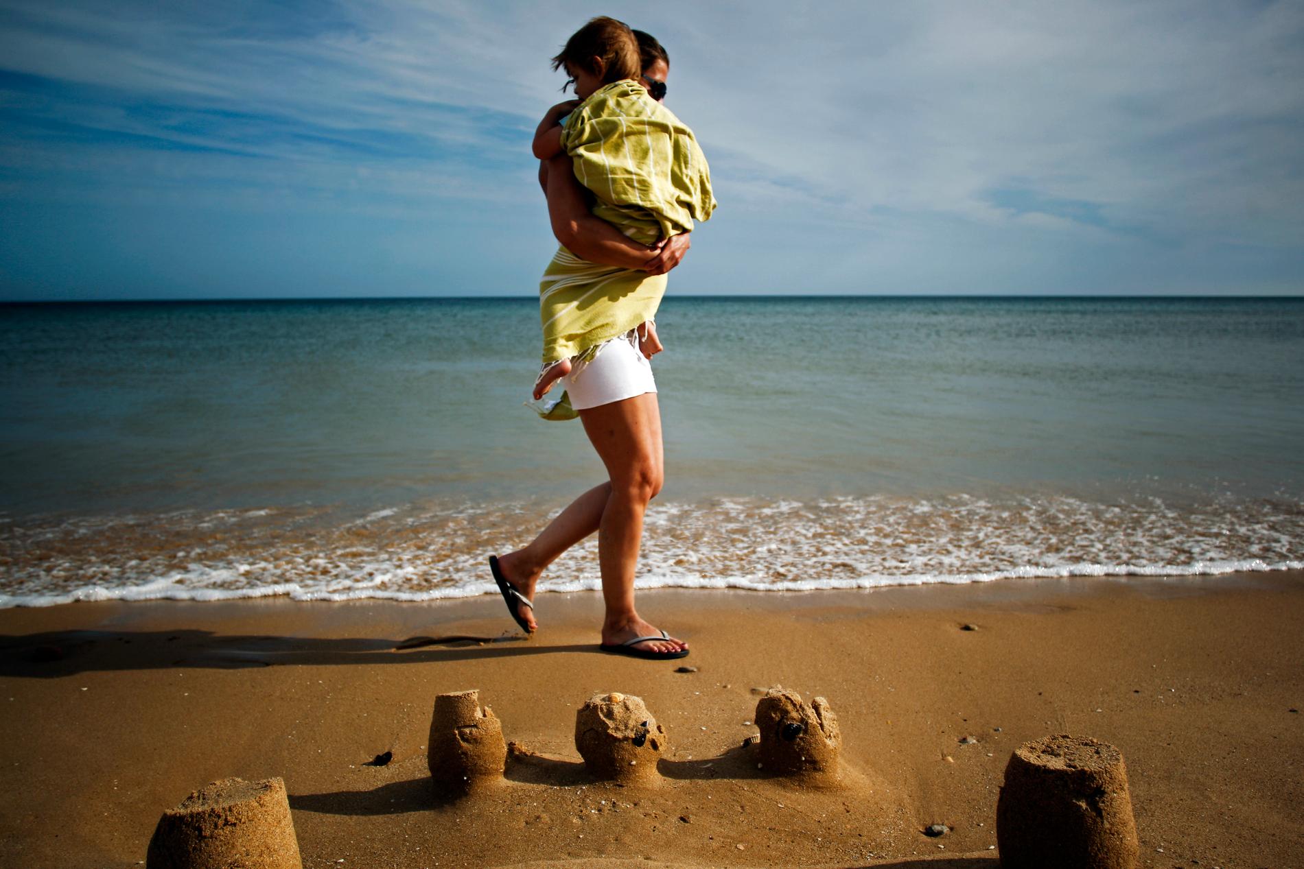 Att resa med små barn kan innebära både risker och stress. Arkivbild.