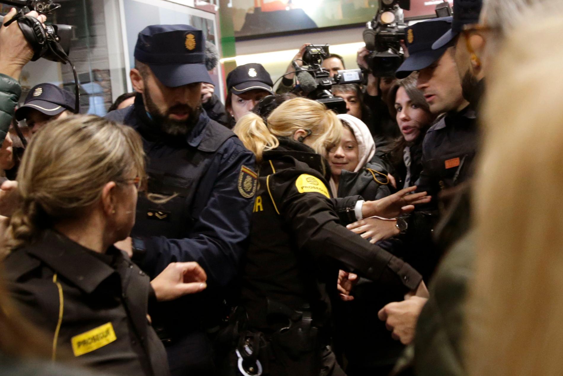Greta Thunberg möttes av ett stort uppbåd i Madrid.
