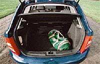 bagageutrymmet Bagaget i Skoda rymmer 218 liter. Ömtålig, lackad stötfångarkant bör aktas.