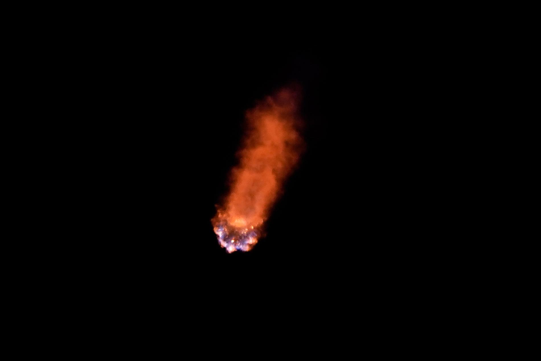 SpaceX Falcon 9, på väg från jorden ut i rymden.