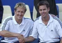 ANDRA RAKA? Jonas Björkman och australien Todd Woodbridge vann dubbeln i Wimbledon i fjol. I dag har de chansen att försvara titeln.