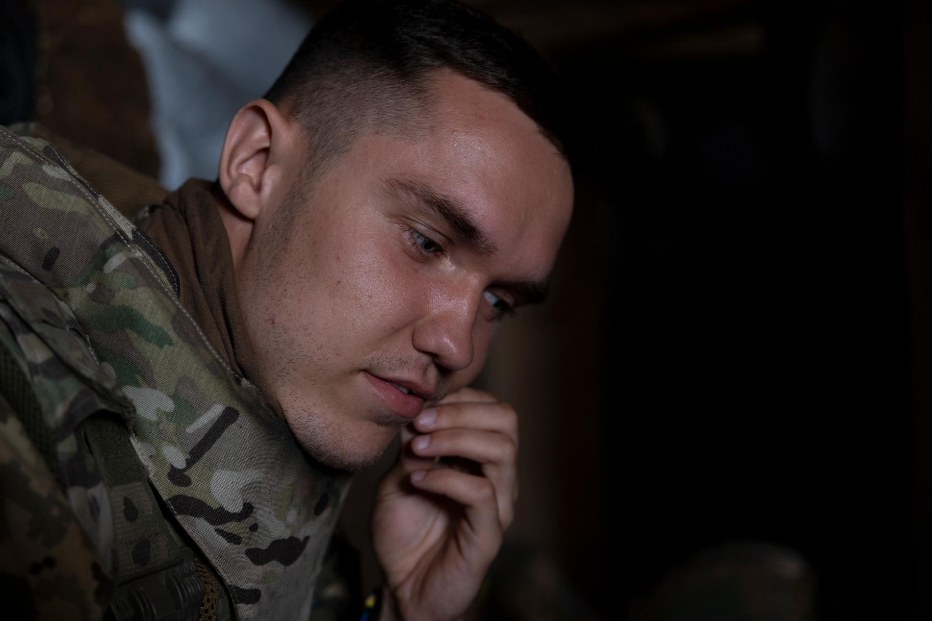 Drönarpiloten Chernihiv, 24, lyssnar på ljudet av granater som exploderar utanför bunkern.