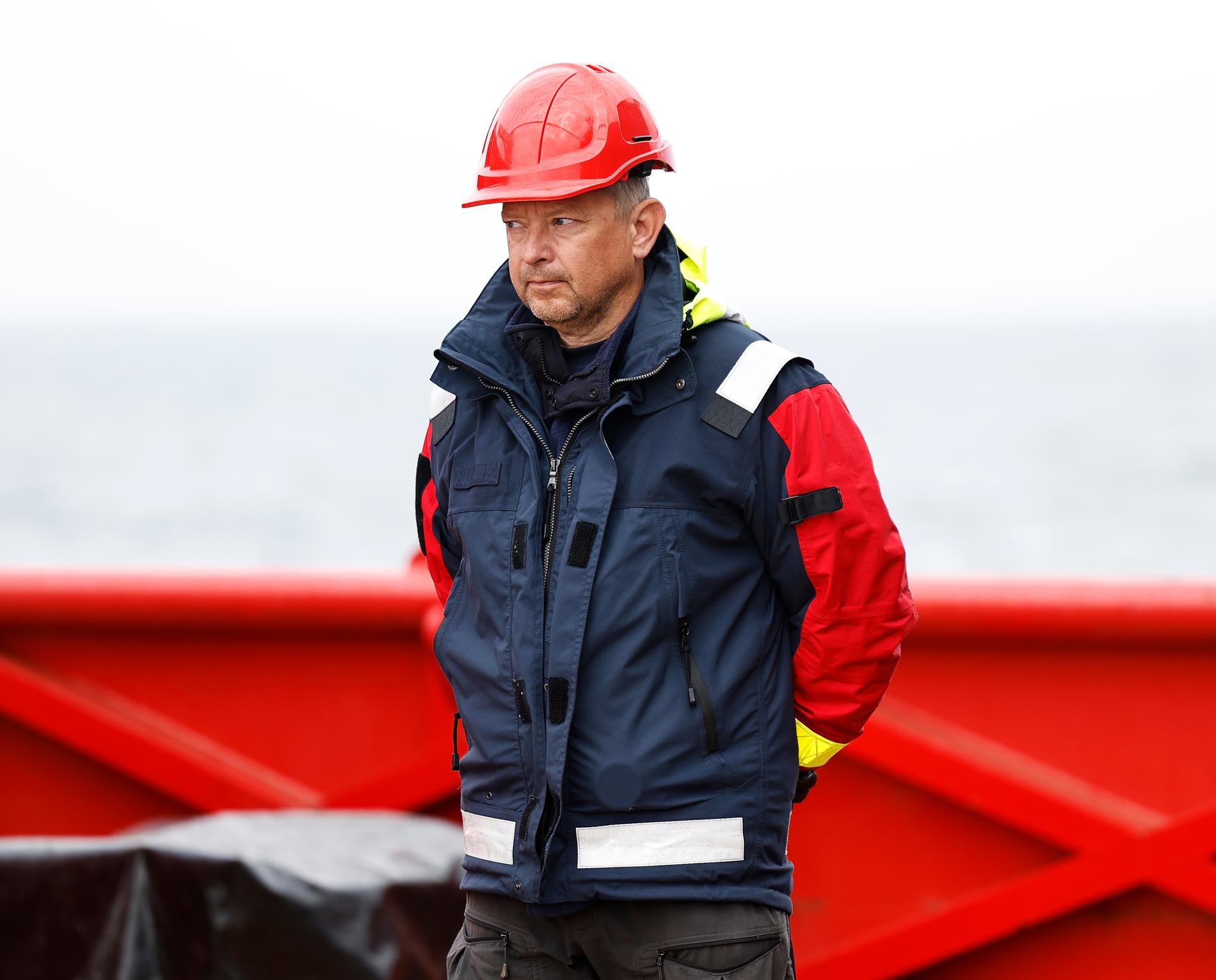 Jonas Bäckstrand, haverikommissionens ställföreträdande generaldirektör, övervakar sjösättningen av undervattensfarkosten ROV.