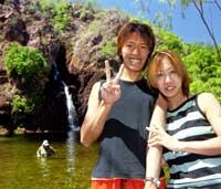 Junichi Yoneda, 21, och Mami Kato, 28 år, från Japan har just tagit en simtur. "Vattnet är skönt och fallen i Litchfield otroligt vackra", säger de. I morgon väntar Kakadu.