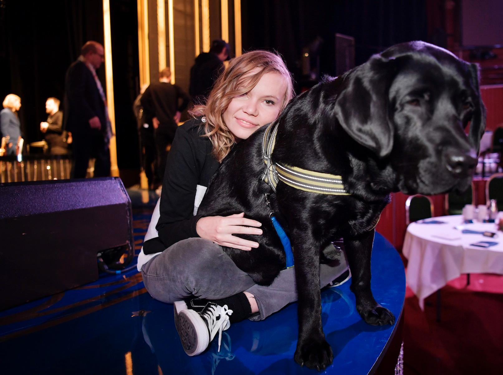 Labradoren Dexter utsågs till Årets Djurhjälte 2016. Varje dag räddar han livet på sin matte Frida Bergström genom att varna henne för kommande epilepsianfall.