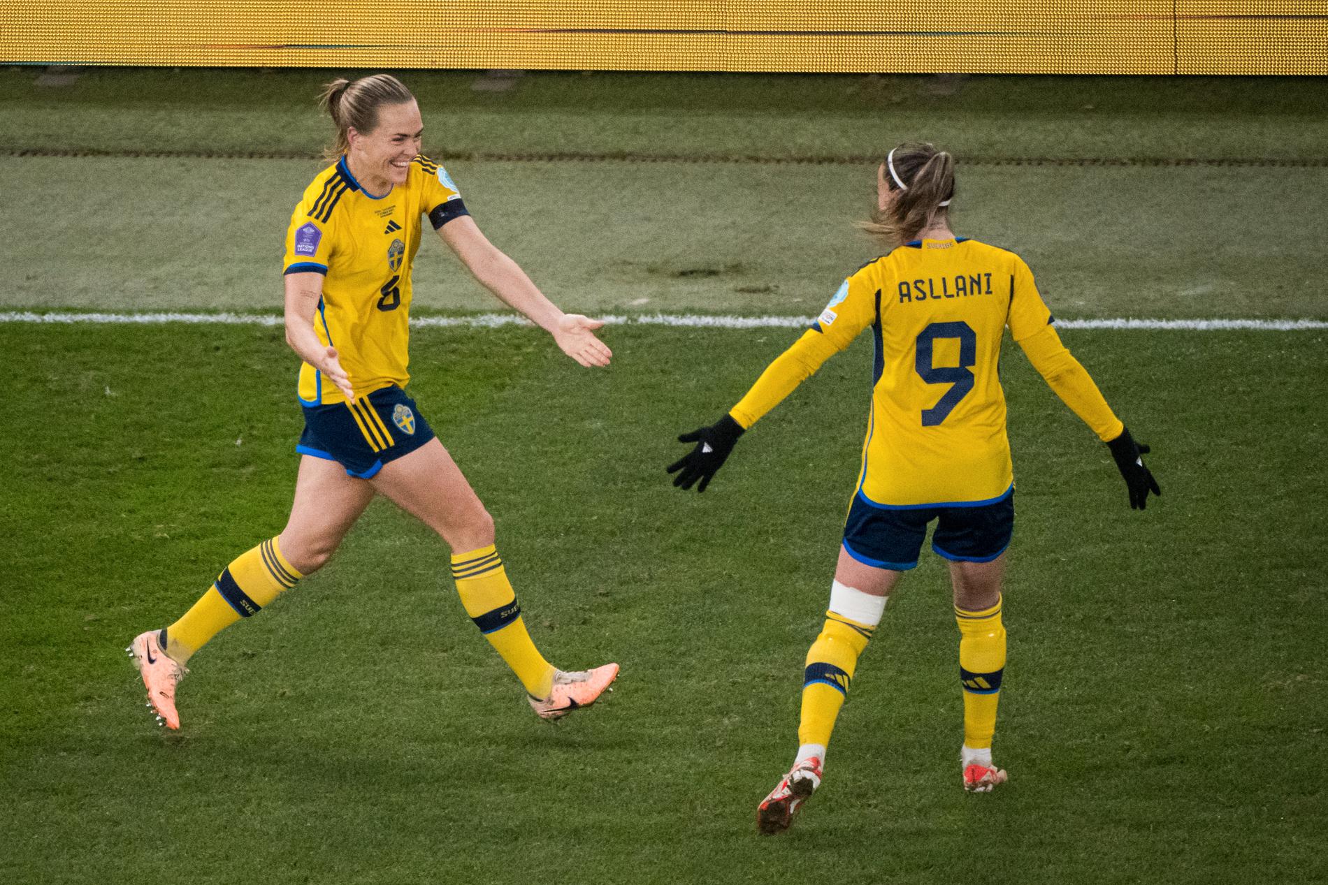 Eriksson firar med Asllani.