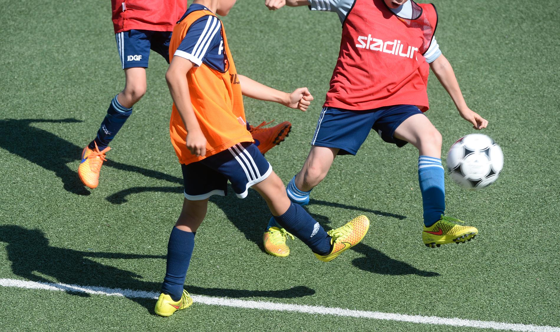 Brittiska barn bör inte träna på att nicka fotbollar. En rekommendation som redan finns i svensk fotboll. Arkivbild.
