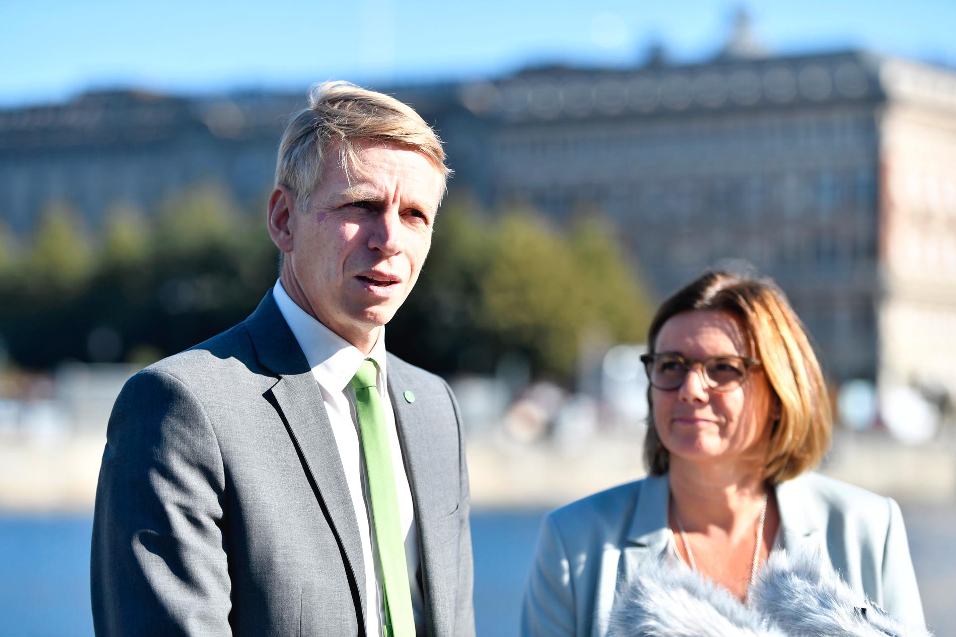 Finansmarknads- och bostadsminister Per Bolund (MP) och miljö- och klimatminister Isabella Lövin (MP).