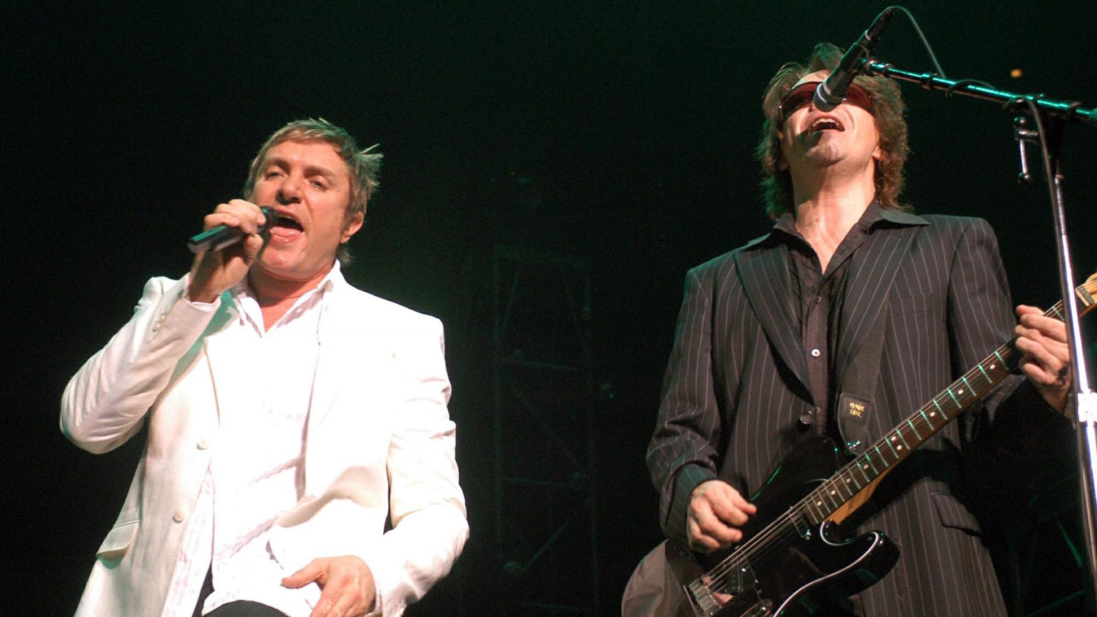 Simon Le Bon (till vänster) och Andy Taylor under en Duran Duran-spelning 2003.