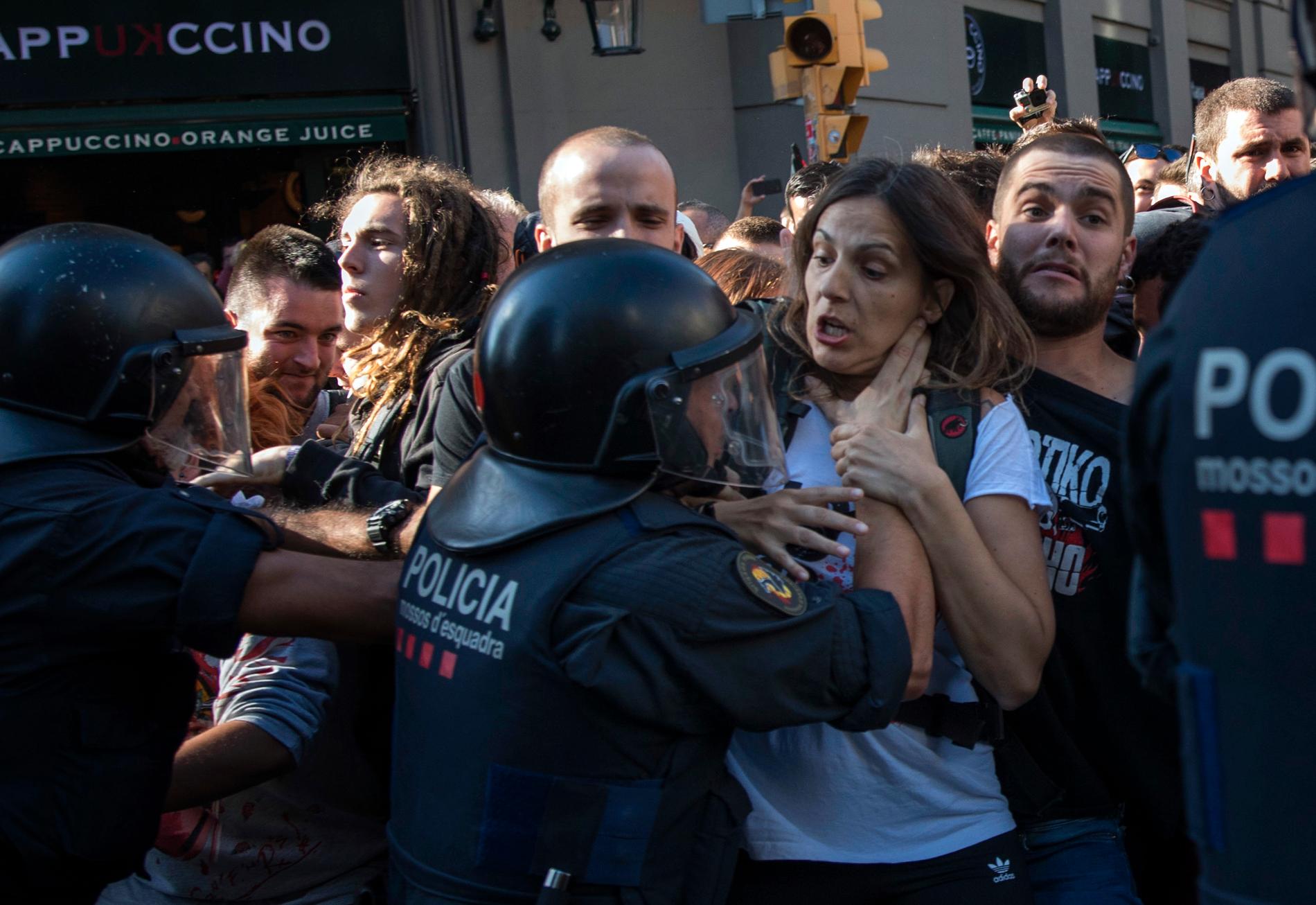 Poliser i kravallutrustning i Barcelona drabbar samman med demonstranter som är för att regionen Katalonien blir självständigt från Spanien.