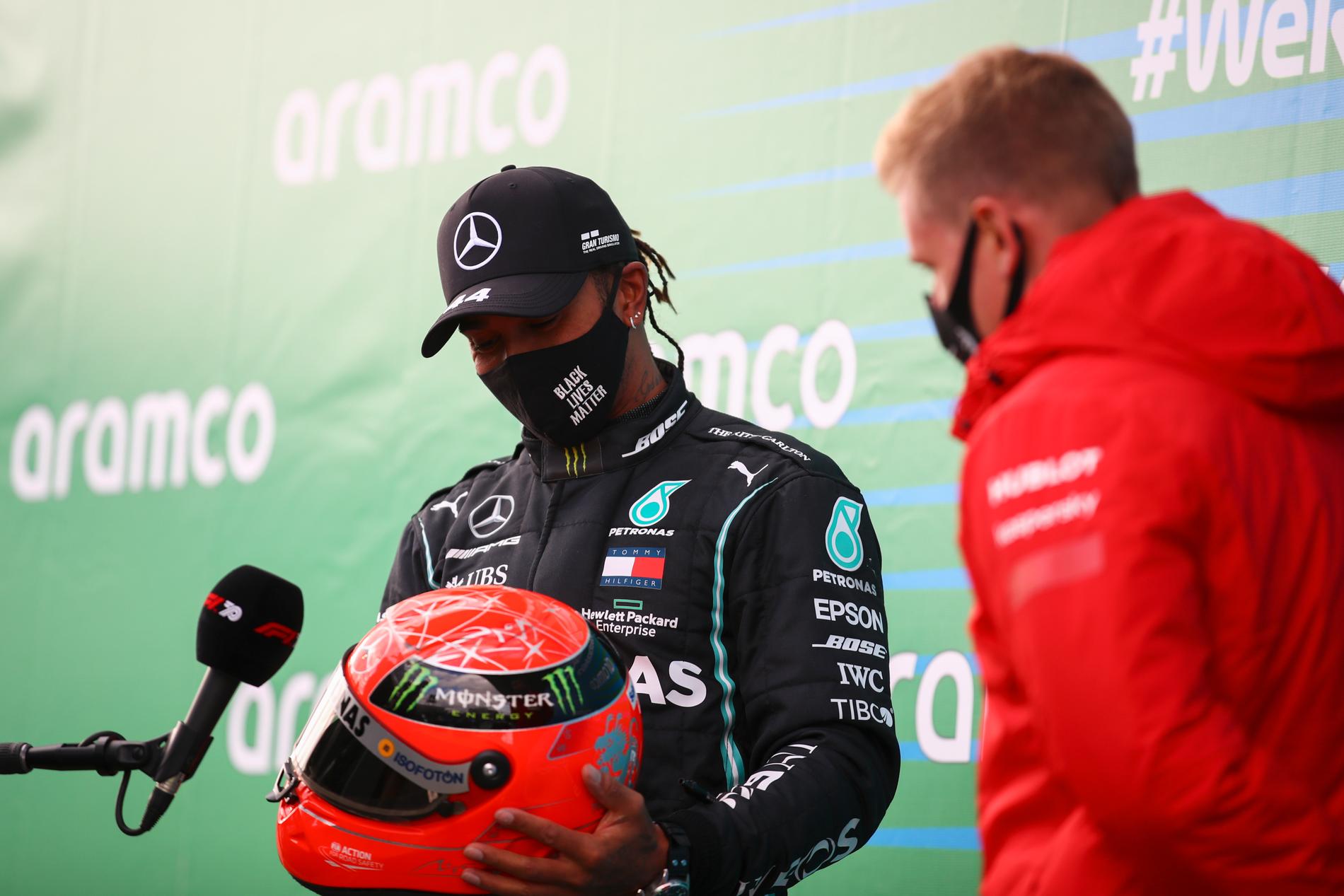 Lewis Hamilton tar emot en av Michael Schumachers hjälmar efter sin 91:a F1-seger. Hjälmen överlämnades av Michael Schumachers son, Mick.
