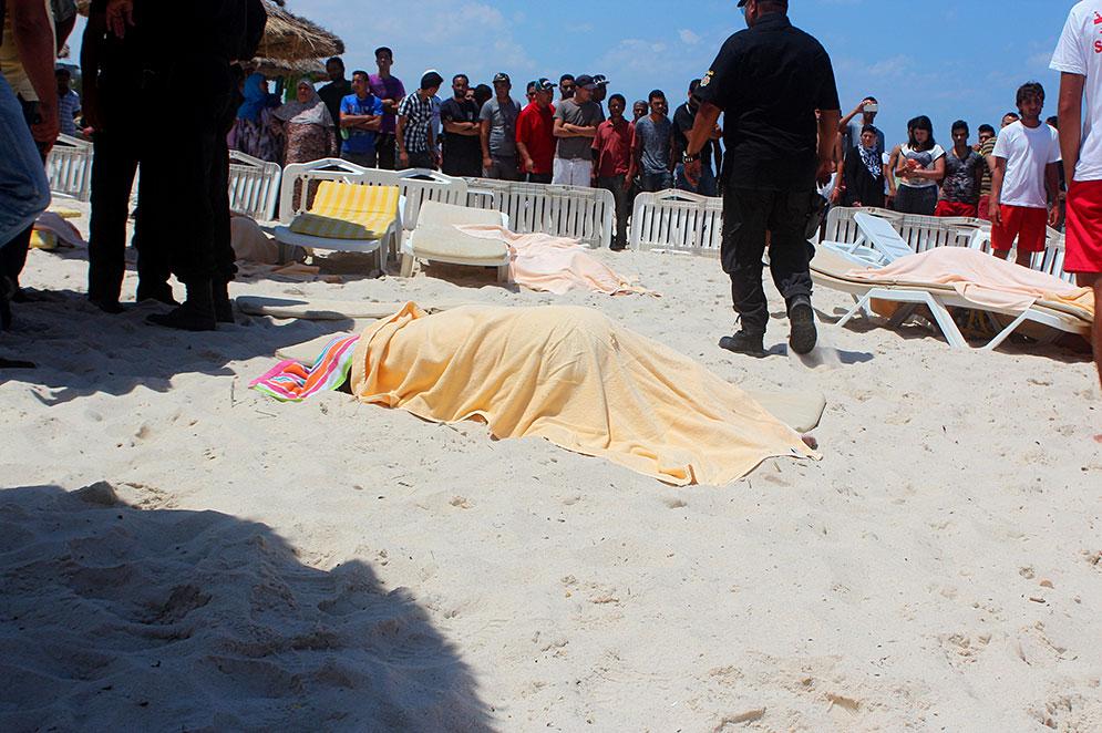 En kropp ligger på stranden i Sousse, Tunisien, där gärningsmän öppnade eld och många dödades.