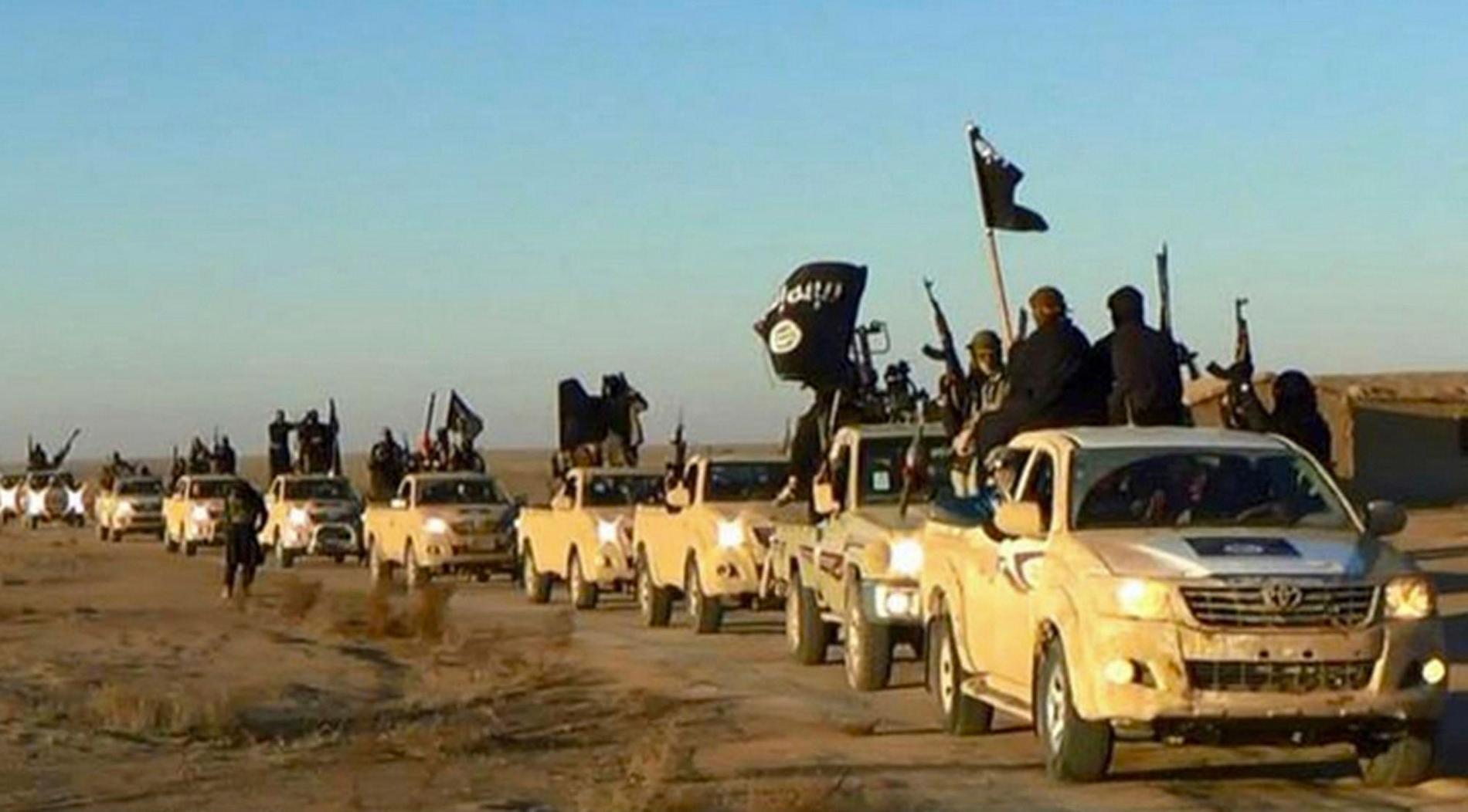 IS-terrorister på en arkivbild utanför Raqqa strax efter att de intagit staden.