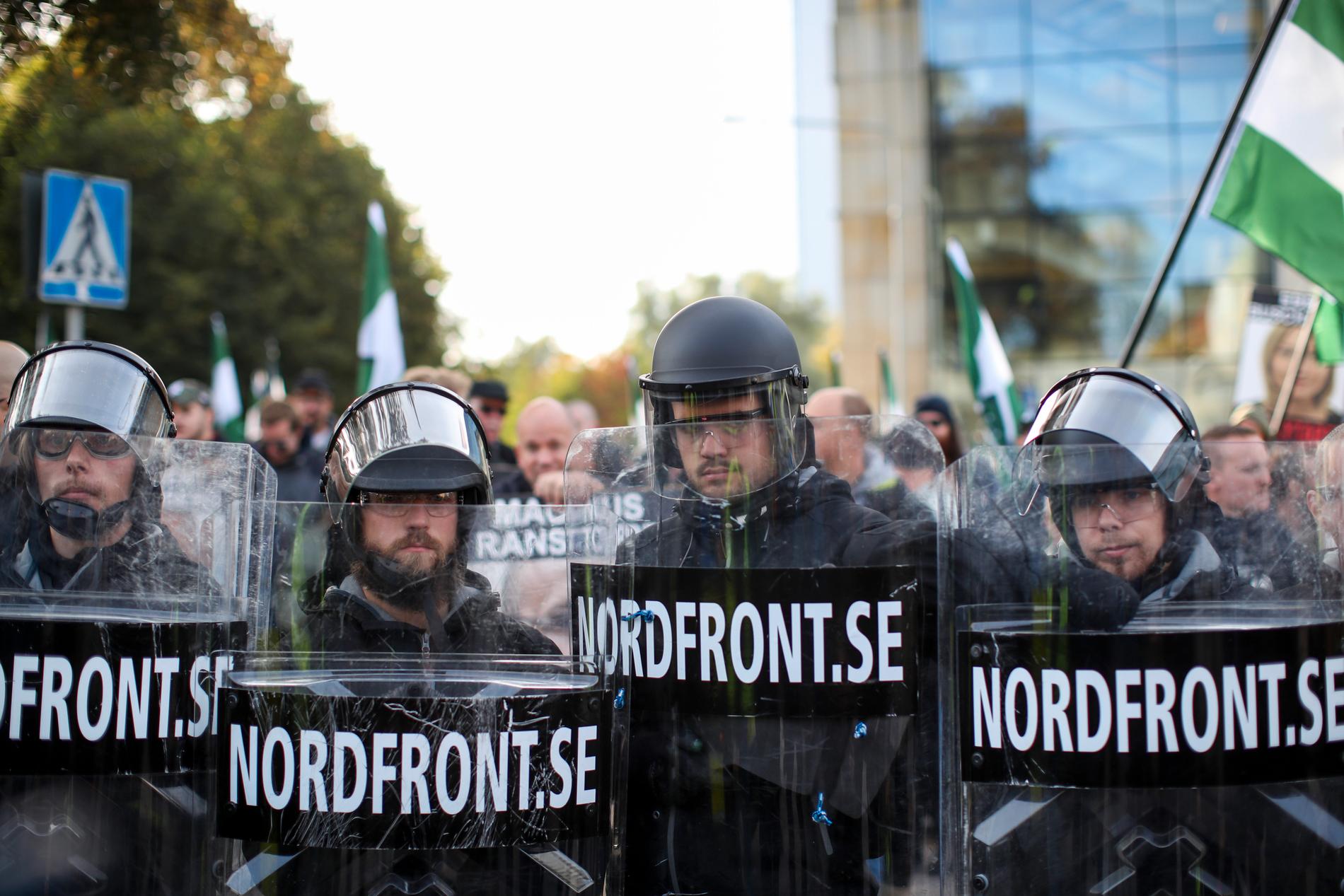 Anhängare av nazistiska Nordiska motståndsrörelsens (NMR) med sköldar och fanor vid demonstrationen i centrala Göteborg i september förra året.