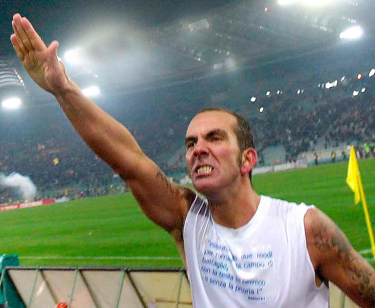 Lazios Paolo Di Canio eldar på fansen med en fascisthälsning efter ett derby 2005.