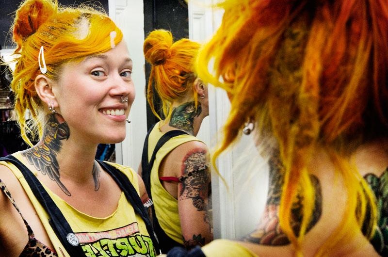 SMYCKAD Stina Andersson, 28, arbetar på klädbutiken Beyond Retro i Stockholm: ”Jag har gjort de här två papegojorna på halsen ganska nyligen och är sjukt nöjd! En tatuering på halsen känns som ett smycke tycker jag”.