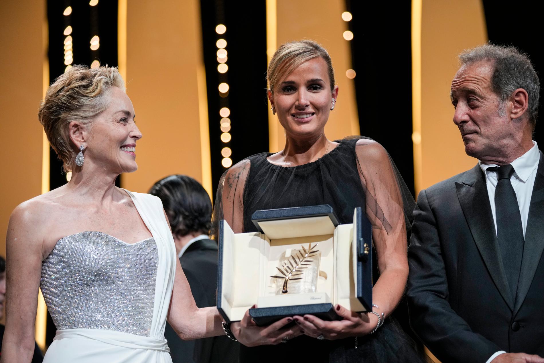 Julia Ducournau (mitten, tillsammans med Sharon Stone och Vincent Lindon) fick Guldpalmen för filmen "Titane". Nu har filmen chans att vinna ett av Europeiska filmakademins priser. Arkivbild.
