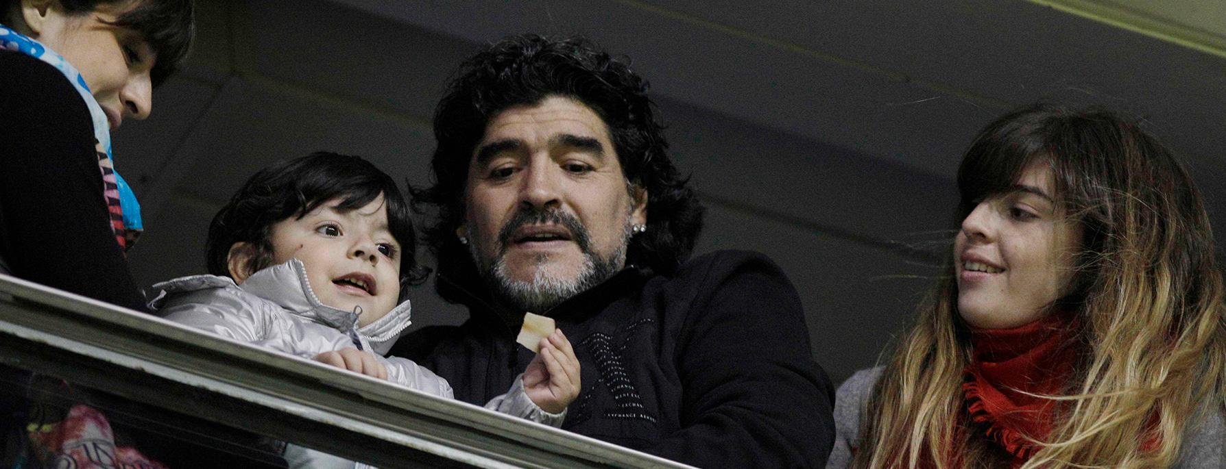 Diego Maradona med sitt barnbarn och dotter Giannina, till höger. 