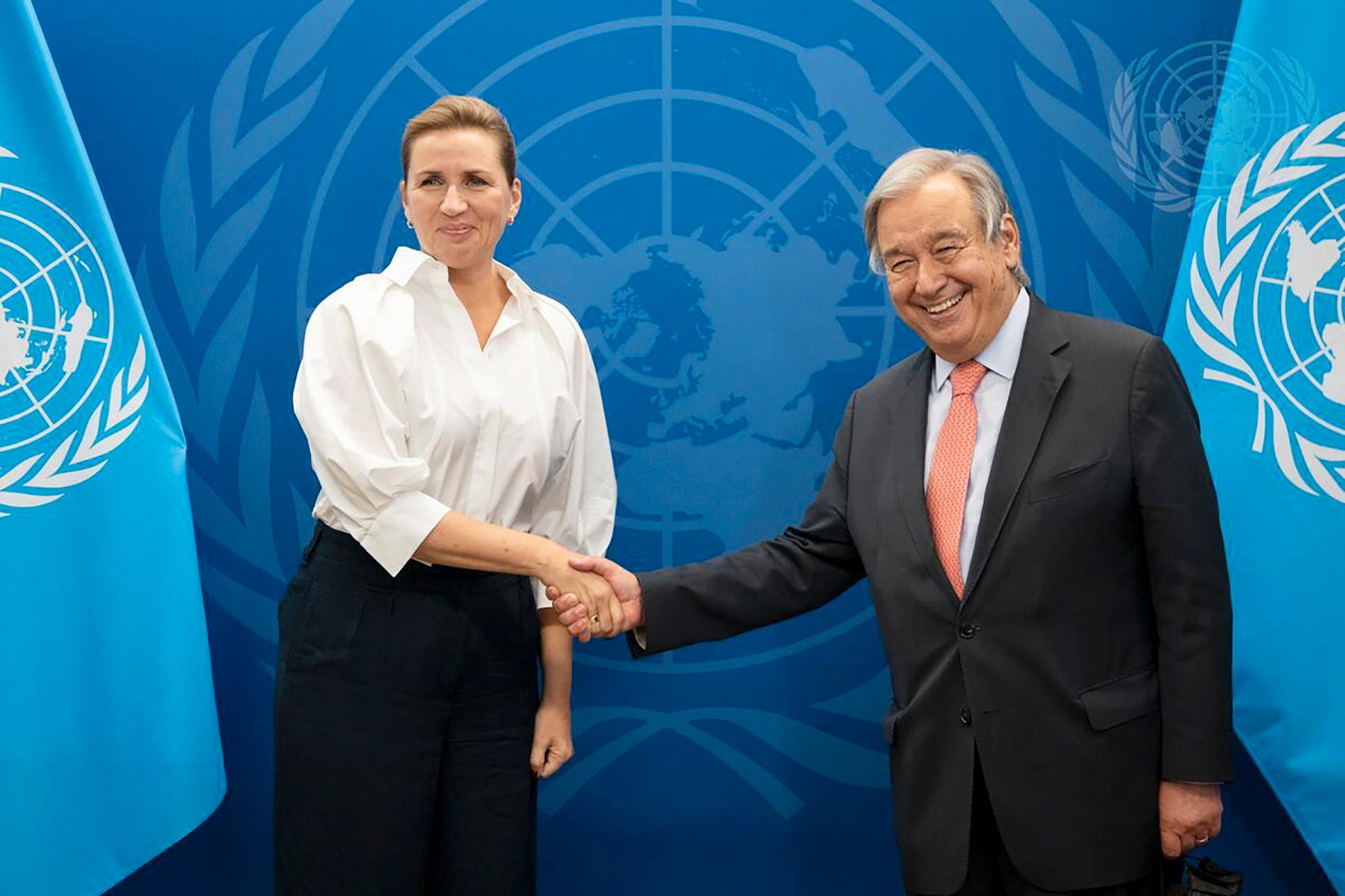 António Guterres tar emot en av många högt uppsatta gäster, Danmarks statsminister Mette Frederiksen, i New York.